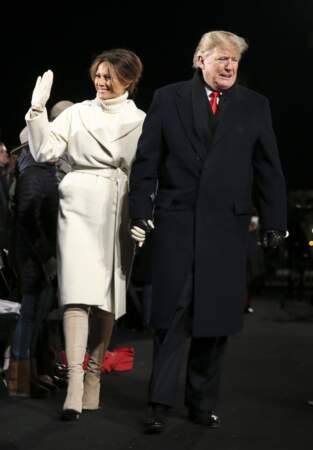 Melania Trump emmitouflée dans un manteau peignoir blanc cassé Max Mara pour la cérémonie d’allumage du sapin de Noël à la Maison Blanche, le 28 novembre 2018.