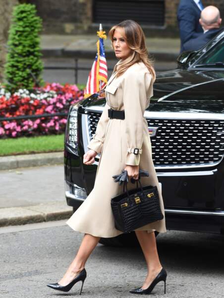 Melania Trump adopte le trench-coat beige so British imaginé par la marque française Céline pour rencontrer l’ancienne Première ministre Theresa May au 10 Downing Street, à Londres, le 4 juin 2019.