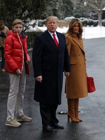 Melania Trump craque pour le très tendance manteau long camel griffé Roksanda à 3.500 euros pour s’envoler vers la Floride, le 1er février 2019.