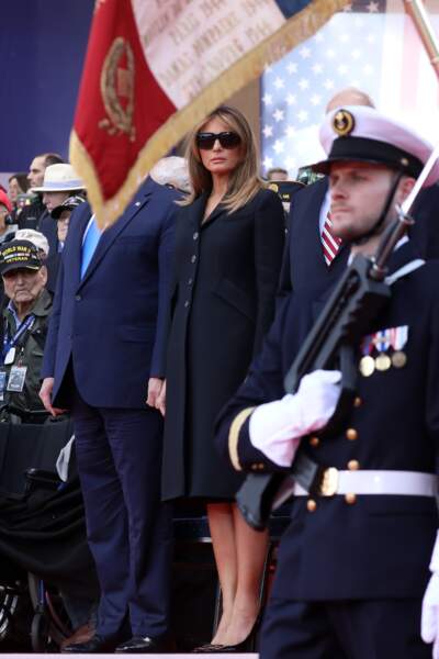 Melania Trump élégante dans un manteau noir à la coupe trapèze signé Dior pour assister au 75ème anniversaire du débarquement, au cimetière américain de Colleville sur Mer, en Normandie, le 6 juin 2019.