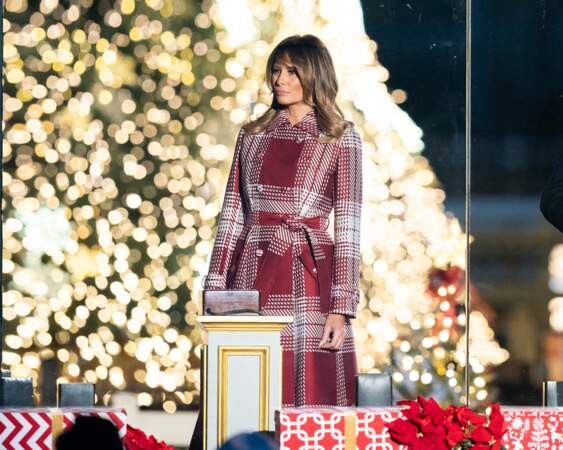 Melania Trump sublime dans un long manteau motif plaid rouge signé Gabriela Hearst à 4.430 euros, pour assister à la 97ème cérémonie annuelle des illuminations à Washington, le 5 décembre 2019.