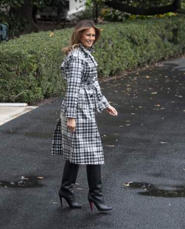 Melania Trump glamour dans un trench-coat à l’imprimé écossais noir et blanc de la maison Burberry avant de partir de Washington pour assister aux commémorations de l’armistice à Paris, le 9 novembre 2018.