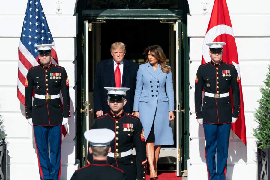 Melania Trump ose la tendance pastel dans un manteau droit bleu ciel au double boutonnage de la marque Altuzarra au prix de 1.845 euros pour recevoir le couple présidentiel turc à la Maison Blanche, le 13 novembre 2019. 