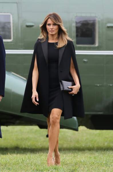 Melania Trump glamour dans une cape blazer noire Givenchy pour accueillir le couple présidentiel français en Virginie, le 23 avril 2018.