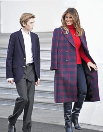 3Melania Trump ose le manteau tartan bleu marine et rouge signé Calvin Klein pour recevoir le sapin de Noël à la Maison Blanche, à Washington, le 20 novembre 2017.