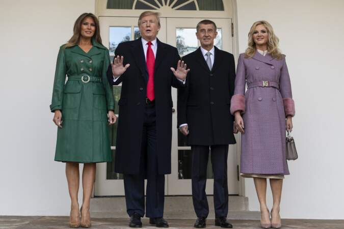 Melania Trump porte le trench en cuir vert bouteille signé Alexa Chung comme personne pour recevoir le premier ministre tchèque et sa femme à la Maison Blanche, à Washington, le 7 mars 2019. 