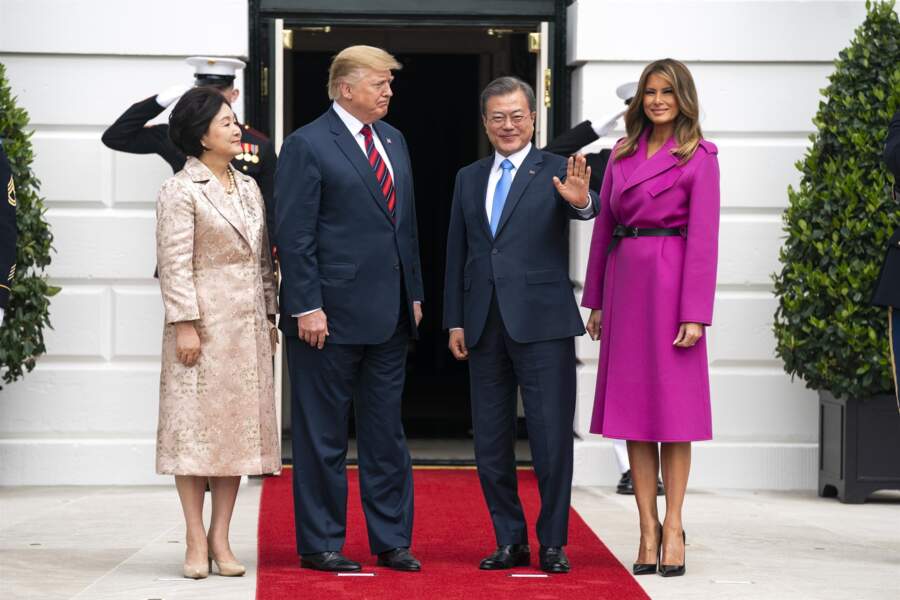 Melania Trump époustouflante dans un manteau rose fuchsia Louis Vuitton avoisinant les 4.290 euros pour recevoir le président de la Corée du Sud et sa femme à la Maison Blanche, à Washington, le 11 avril 2019. 