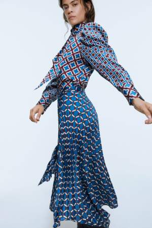 Rania de Jordanie a opté pour un ensemble satiné et graphique de la marque Zara à seulement 69,99 euros.
