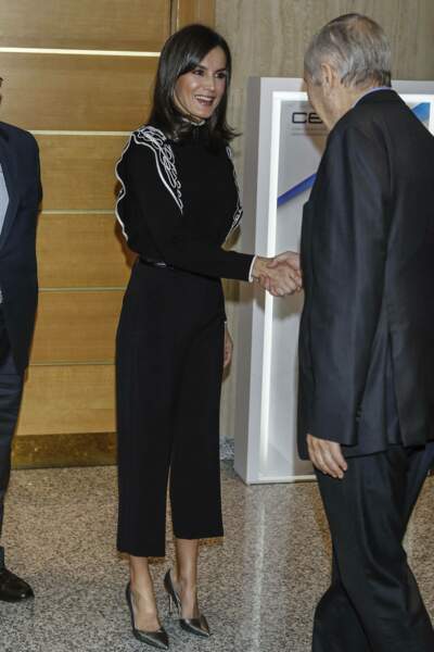 Letizia d'Espagne sublime dans un pantalon 7/8ème assorti à un pull en maille fine noir.