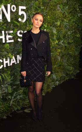 L'actrice Lily-Rose Depp confirme son statut d'icône de la mode dans ce total look griffé Chanel.