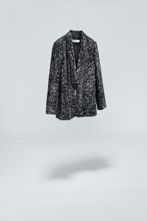 La veste à paillettes noires avec son col à revers et ses poches à double passepoil à l’avant, Zara, 89,95€.