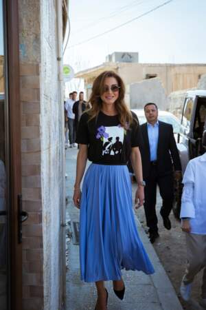 Tee-shirt rock et jupe midi plissée, Rania de Jordanie offre une leçon de style à chacune de ses apparitions.