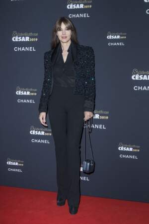 Monica Belluci au top du glamour dans un smoking noir à la veste blazer pailletée.