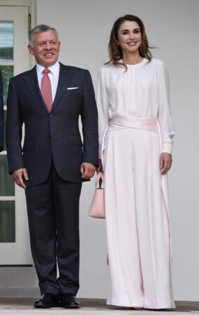 Rania de Jordanie irrésistible dans une combinaison large rose dragée pour une visite à la Maison Blanche en juin 2018.