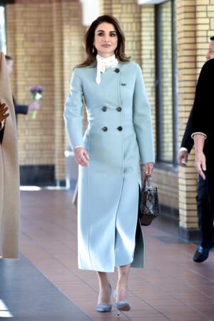 Rania de Jordanie lumineuse dans un long manteau droit au double boutonnage bleu ciel lors d'une visite d'état aux Pays-Bas.