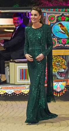 Kate Middleton rayonnante dans une longue robe sirène à paillettes vert émeraude.