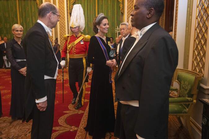 Pour cette soirée d'exception Kate Middleton a opté pour une matière très tendance : le velours.