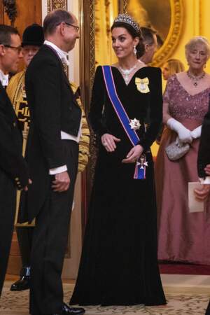 Cette robe au ravissant décolleté mettait en valeur le collier Nizam of Hyderabad que la reine Elisabeth II a offert à Kate Middleton.