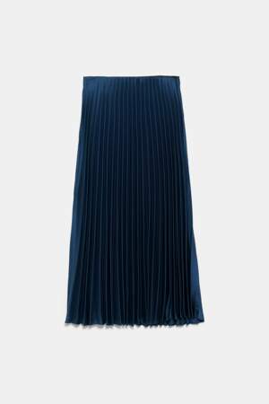 La jupe midi plissée satinée bleu roi, Zara, 29,95€.