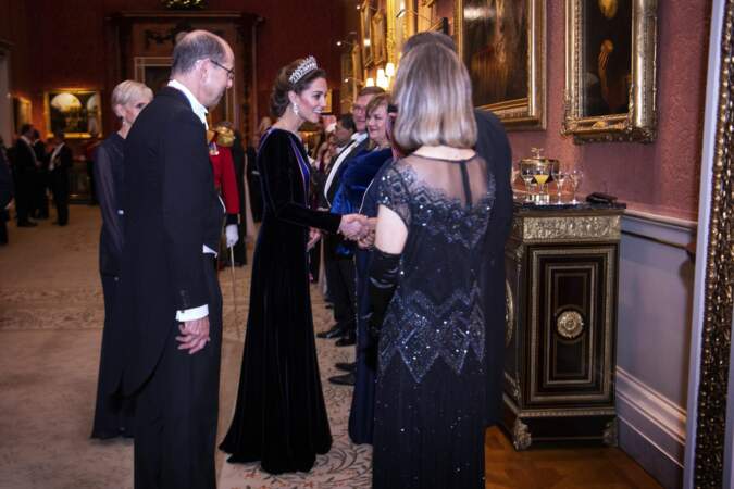 Dans cette robe digne d'une star hollywoodienne et le chignon bas tressé, Kate Middleton confirme son statut d'icône mode de la famille royale britannique.