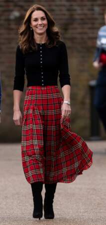 Kate Middleton sublime dans une robe midi à l'imprimé tartan rouge so british.