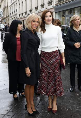 Mary de Danemark stylée dans une jupe midi en tweed rouge et noir lors de sa visite à Paris, le 9 octobre 2019.
