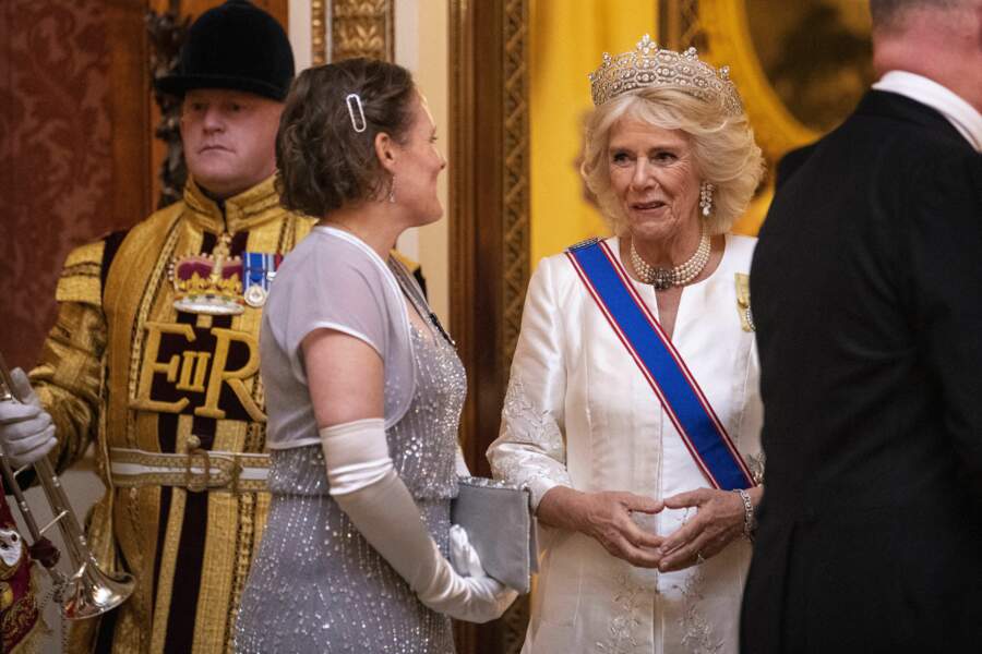 Vêtue d'une magnifique robe blanche, l'épouse du prince Charles a fait sensation.