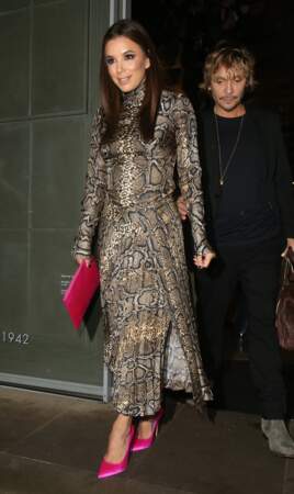 Eva Longoria sexy dans une jupe midi satinée léopard signée Victoria Beckham lors de son passage à Londres.