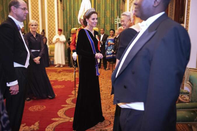 Kate Middleton a opté pour un bleu plus foncé très chic pour rencontre les membres du corps diplomatique.