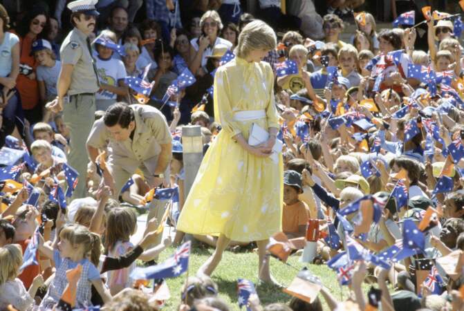 La princesse Diana dans une robe jaune pâle à imprimé floral, lors d'un voyage à Alice Springs, en Australie en 1983.