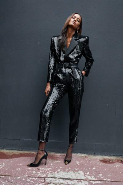 Liya Kebede glamour dans une combinaison-pantalon façon blazer sertie de sequins noirs pour la dernière campagne "Le Smoking" signée Saint Laurent.