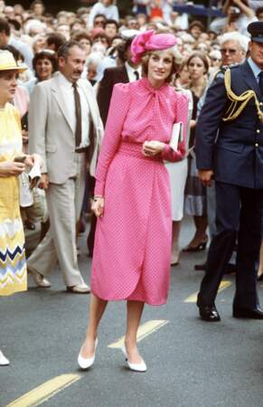 La princesse Diana, dans une robe rose à pois Donald Campbell accessoirisée d'un chapeau coordonné, lors d'un voyage à Perth en Australie, en 1983.