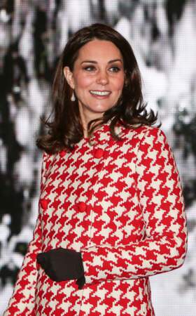 Kate Middleton dans un manteau à imprimé pied de poule rouge et crème signé Catherine Walker, lors d'un voyage à Stockholm, le 31 janvier 2018.