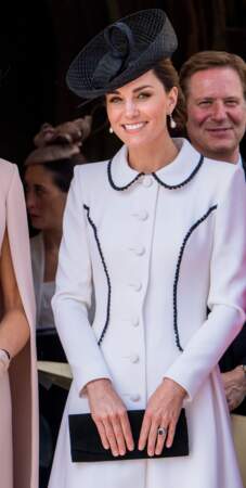 Kate Middleton, dans une robe manteau ivoire à liseré noir Catherine Walker, lors de la cérémonie de l'Ordre de la Jarretière au château de Windsor, le 17 juin 2019.