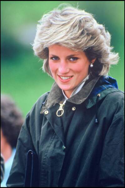 La princesse Diana dans un manteau Barbour lors d'un déplacement en Ecosse, en 1985.