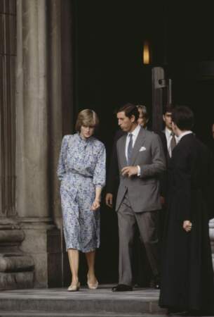 La princesse Diana dans une robe en soie à imprimé floral, avec le prince Charles à la sortie de la cathédrale St Paul après les répétitions de leur cérémonie de mariage, le 27 juillet 1981 à Londres.