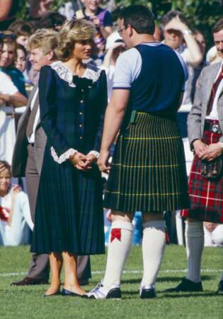 La princesse Diana, dans une robe en tartan vert et bleu, en Ecosse le 22 août 1987.