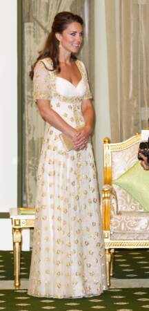 Kate Middleton avait déjà porté cette robe de soirée blanche et dorée Alexander McQueen, lors d'un dîner à Kuala Lumpur en Malaisie le 13 septembre 2012.