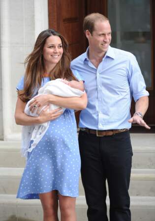 Le prince William et la duchesse de Cambridge, dans une robe légère à pois bleu ciel Jenny Packham, à la sortie de l'hôpital St Mary de Londres après la naissance de George, le 23 juillet 2013.