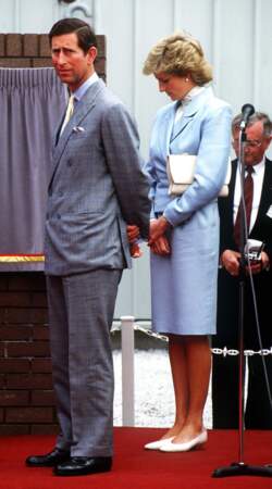 La princesse Diana dans un tailleur bleu ciel Catherine Walker, lors d'une visite à Chester en mai 1988 avec le prince Charles.