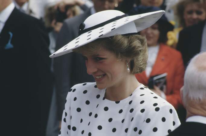 La princesse Diana dans une robe blanche à gros pois noirs signée Victor Edelstein, à Epsom en 1986.