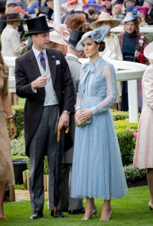 Kate Middleton dans un ensemble constitué d'un top et d'une jupe longue en tulle bleu ciel Elie Saab, lors du Royal Ascot, le 18 juin 2019.
