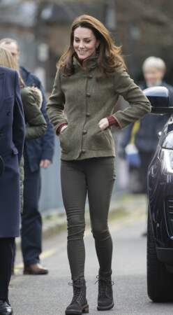 Kate Middleton, vêtue d'un blouson en tweed Dubarry, lors d'une visite au "King Henry's Walk Garden" à Londres, le 15 janvier 2019