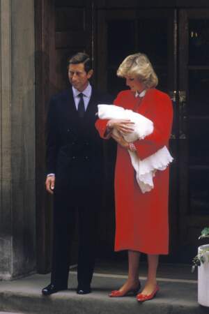 La princesse Diana, dans un long manteau rouge signé Jan van Velden, à la sortie du St Mary's Hospital après la naissance du prince Harry le 17 septembre 1984.