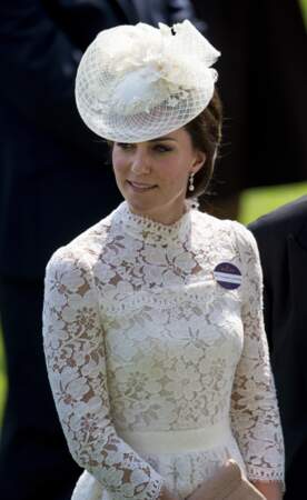 Kate Middleton, dans une robe blanche en dentelle signée Alexander McQueen, lors de la première journée des courses hippiques "Royal Ascot" le 20 juin 2017.
