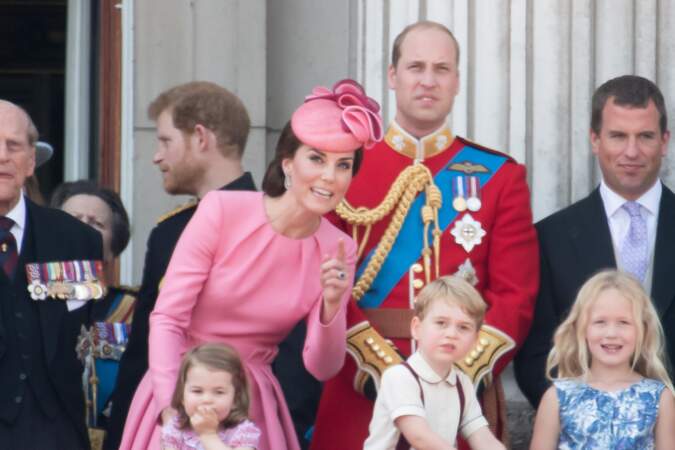 Kate Middleton en robe rose Alexander McQueen et chapeau coordonné, lors de la cérémonie "Trooping the colour" à Londres, le 17 juin 2017.