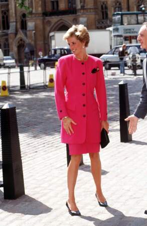 La princesse Diana en tailleur rose fuchsia à Westminster, le 1er janvier 1990 