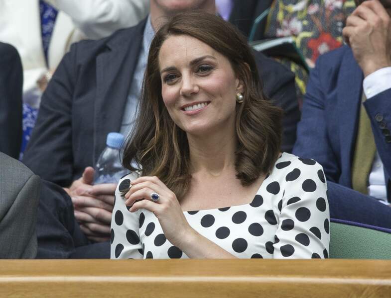 Kate Middleton, dans une robe blanche à gros pois noirs Dolce & Gabbana, assiste au tournoi de tennis de Wimbledon à Londres, le 3 juillet 2017.