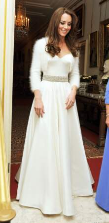 Kate Middleton, dans une robe longue de couleur crème signée Sarah Burton pour Alexander McQueen, lors de la soirée de son mariage à Buckingham Palace en 2011.