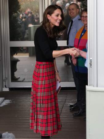 Kate Middleton, dans une jupe rouge à motif tartan Emilia Wickstead, lors d'un fête de Noël pour le personnel de la Royal Air Force à Londres, à Londres le 4 décembre 2018.